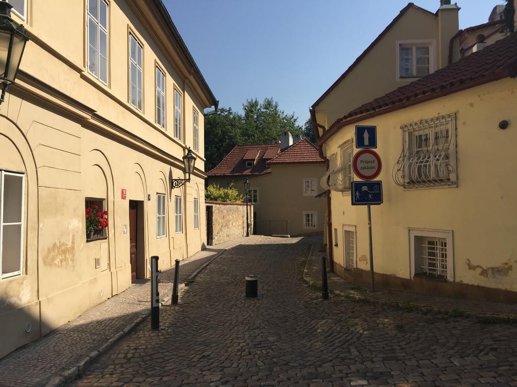 Apartments At The Golden Plough Prag Exteriör bild