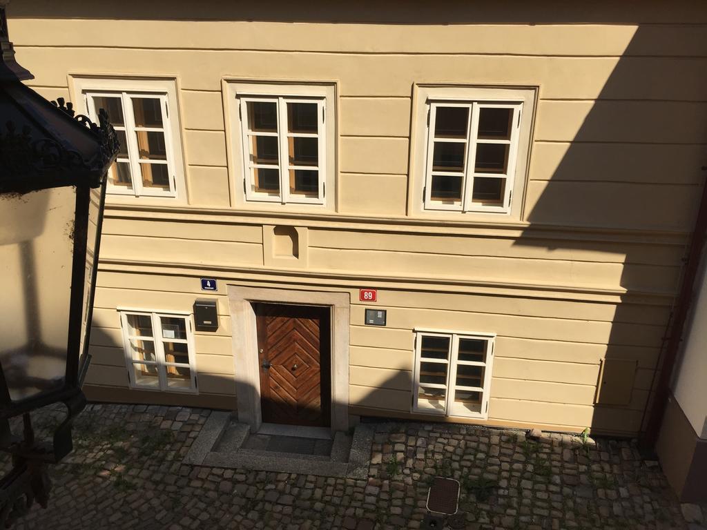 Apartments At The Golden Plough Prag Exteriör bild